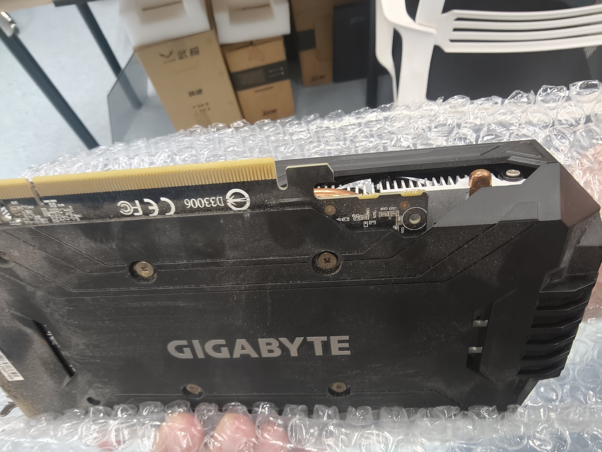 顯示卡背板及 PCIe 金手指實拍